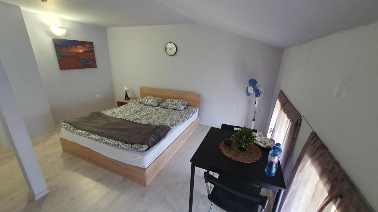 Стаи За Гости Sun House Lejlighed Varna Eksteriør billede